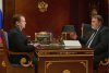 Беседуя с Игорем Артемьевым, глава правительства выяснял, как выполняется поручение по контролю за тарифообразованием. Фото: Александр Астафьев / Пресс-служба правительства РФ / ТАСС