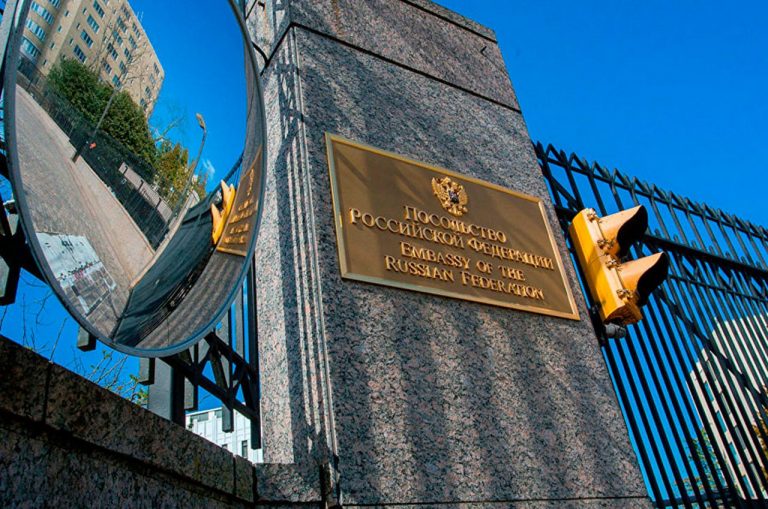 Посольство РФ в США ответило ультиматумом на новые санкции из-за "дела Скрипалей" Посольство РФ в США ответило ультиматумом на новые санкции из-за "дела Скрипалей"