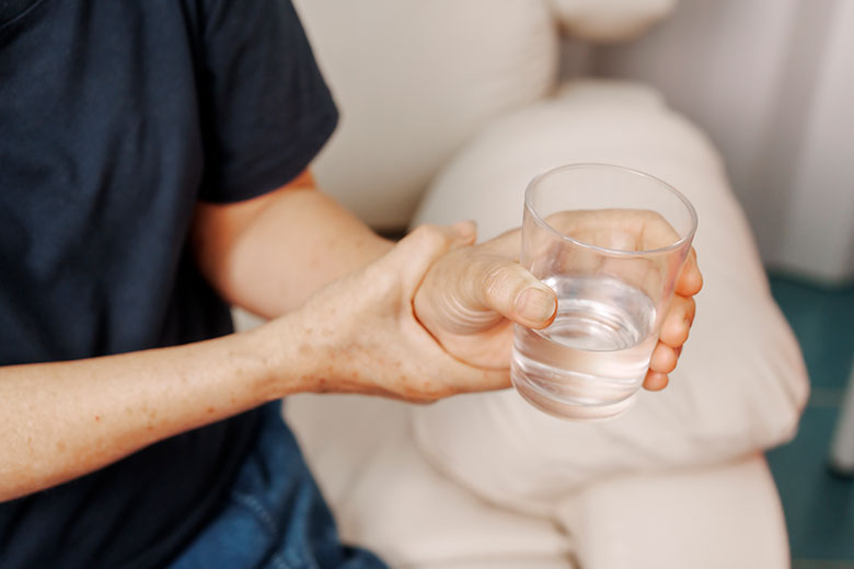 Невролог назвал опасную болезнь, при которой у человека возникает «пьяная походка»