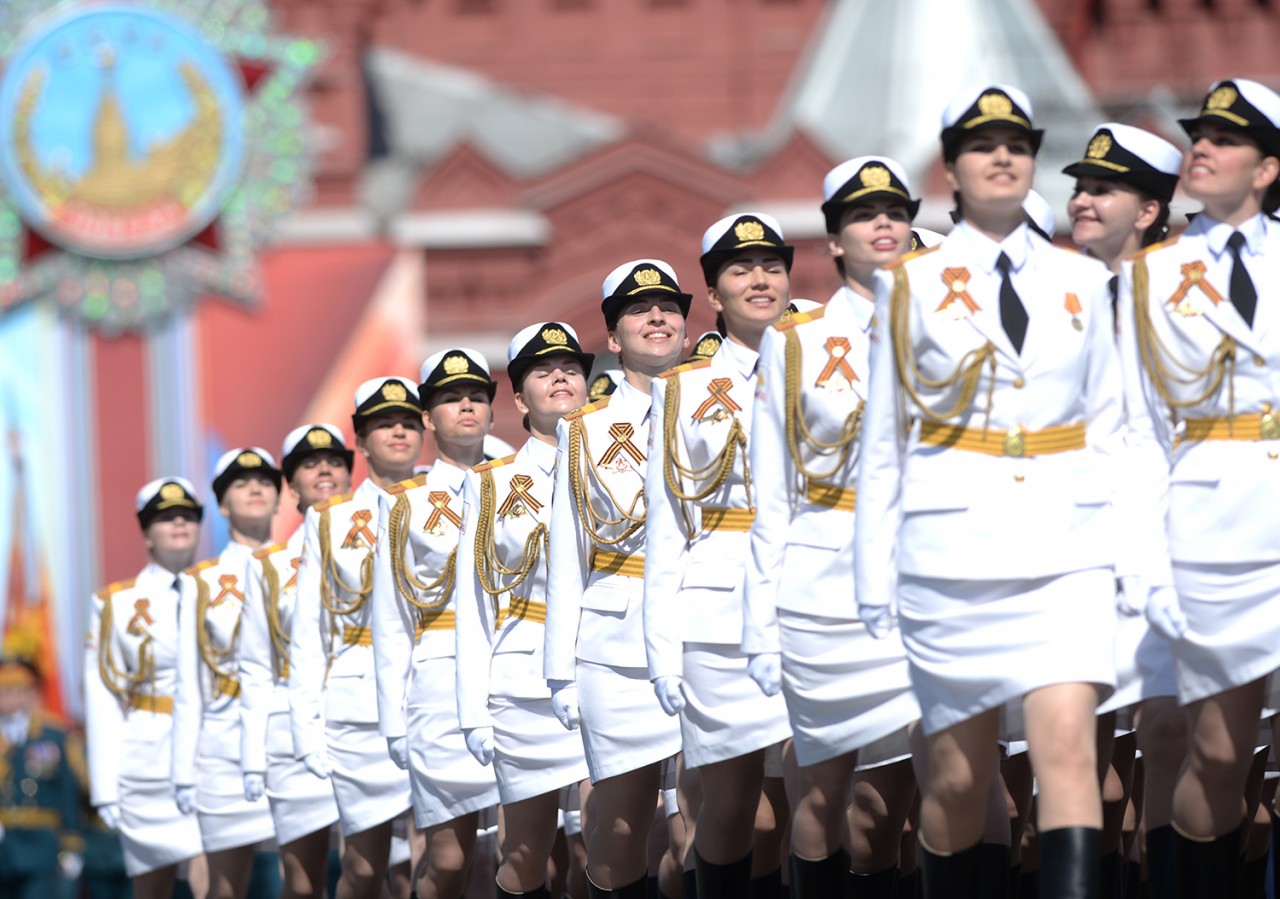 "Шоу Виктории Сикрет отдыхает!" Реакция иностранцев на русских девушек в форме "Шоу Виктории Сикрет отдыхает!" Реакция иностранцев на русских девушек в форме