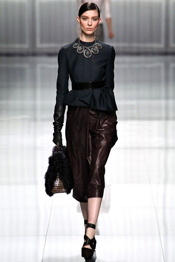 На фото модель демонстрируют коллекцию осень-зима 2012-2013гг. от Christian Dior Christian Dior не хватает Гальяно. Коллекция осень-зима 2012-2013