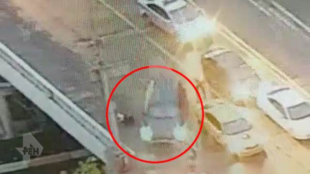 Видео: сын экс-сенатора сбил сотрудника ДПС в Москве, уходя от погони