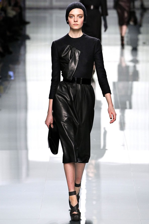 На фото модель демонстрируют коллекцию осень-зима 2012-2013гг. от Christian Dior Christian Dior не хватает Гальяно. Коллекция осень-зима 2012-2013