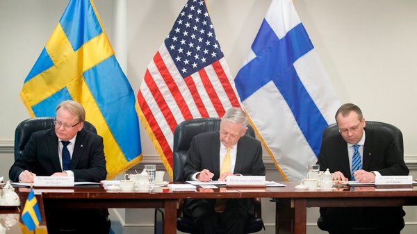 Петер Хультквист, Джеймс Меттис и Юсси Ниинистё пописывают договор о военном сотрудничестве. Фото с сайта: Yle.fi