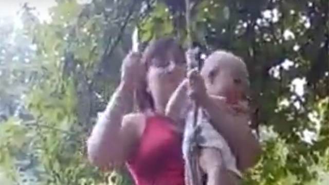 Видео: женщина с младенцем, вооруженная ножом, распугала детей во дворе в Ростове