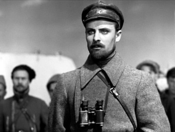 Евгений Самойлов в фильме *Щорс*, 1939 | Фото: kino-teatr.ru Как Татьяна Самойлова повторила успех своего отца, и чем за это поплатилась: Анна Каренина, дочь полковника Щорса