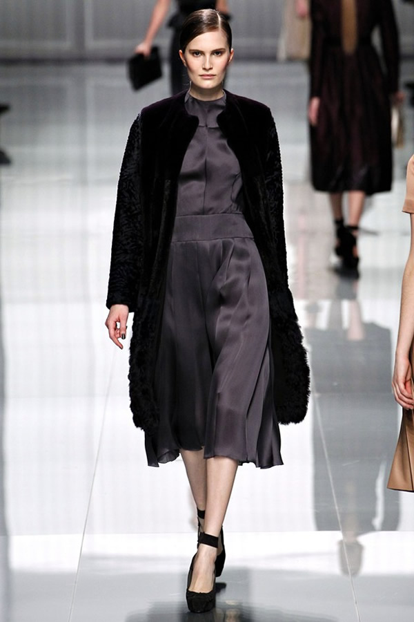 На фото модель демонстрируют коллекцию осень-зима 2012-2013гг. от Christian Dior Christian Dior не хватает Гальяно. Коллекция осень-зима 2012-2013