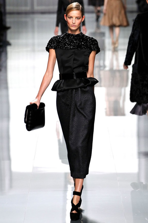 На фото модель демонстрируют коллекцию осень-зима 2012-2013гг. от Christian Dior Christian Dior не хватает Гальяно. Коллекция осень-зима 2012-2013