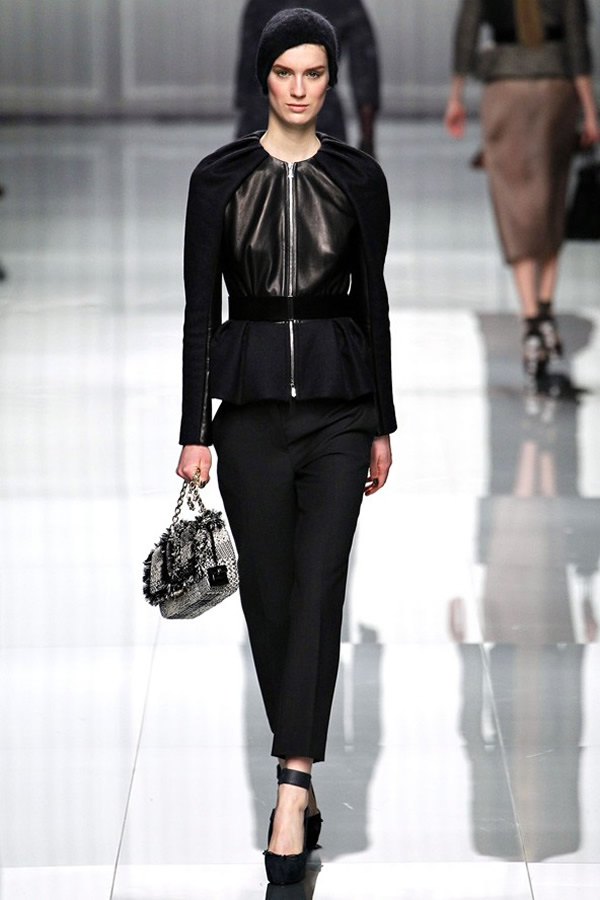 На фото модель демонстрируют коллекцию осень-зима 2012-2013гг. от Christian Dior Christian Dior не хватает Гальяно. Коллекция осень-зима 2012-2013