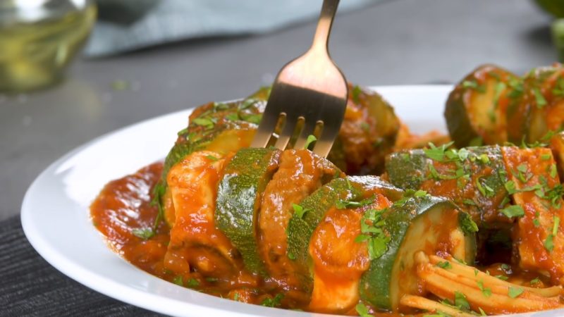 Протыкаем кабачки спагетти и получаем необычный и вкусный ужин