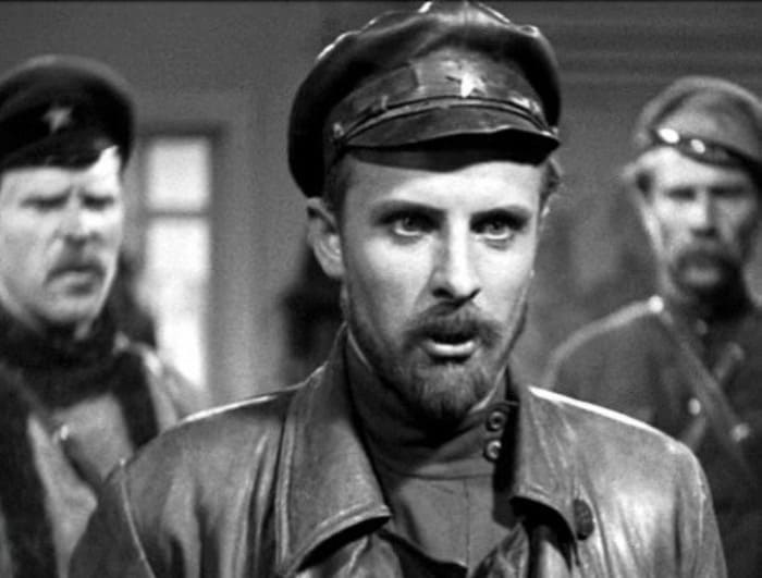 Евгений Самойлов в фильме *Щорс*, 1939 | Фото: kino-teatr.ru Как Татьяна Самойлова повторила успех своего отца, и чем за это поплатилась: Анна Каренина, дочь полковника Щорса