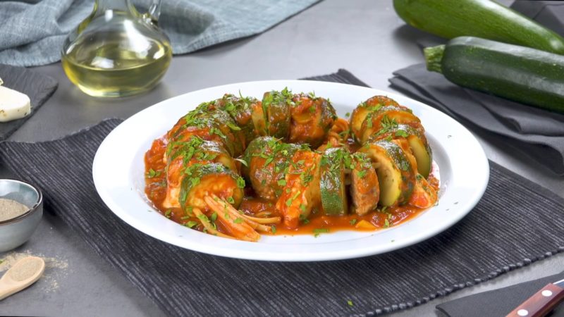 Протыкаем кабачки спагетти и получаем необычный и вкусный ужин