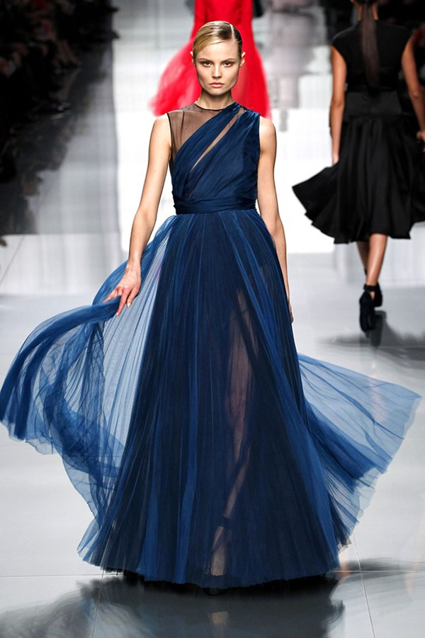 На фото модель демонстрируют коллекцию осень-зима 2012-2013гг. от Christian Dior Christian Dior не хватает Гальяно. Коллекция осень-зима 2012-2013