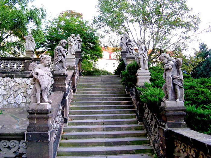 1024px-Angels_statues-Stairs-Loreta (700x525, 133Kb)
