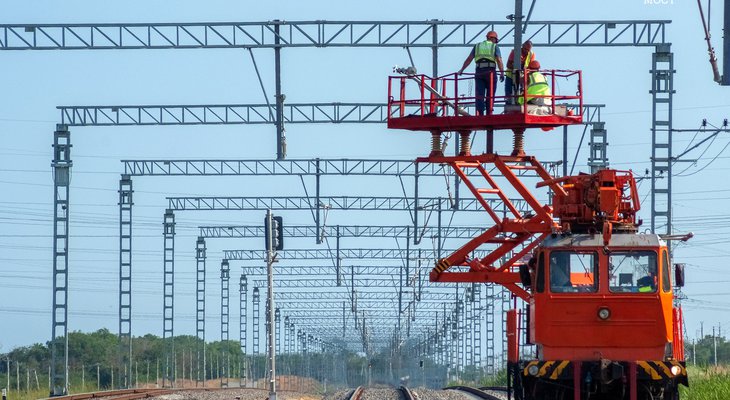 Строители уложили более 80% путей железной дороги в Крым