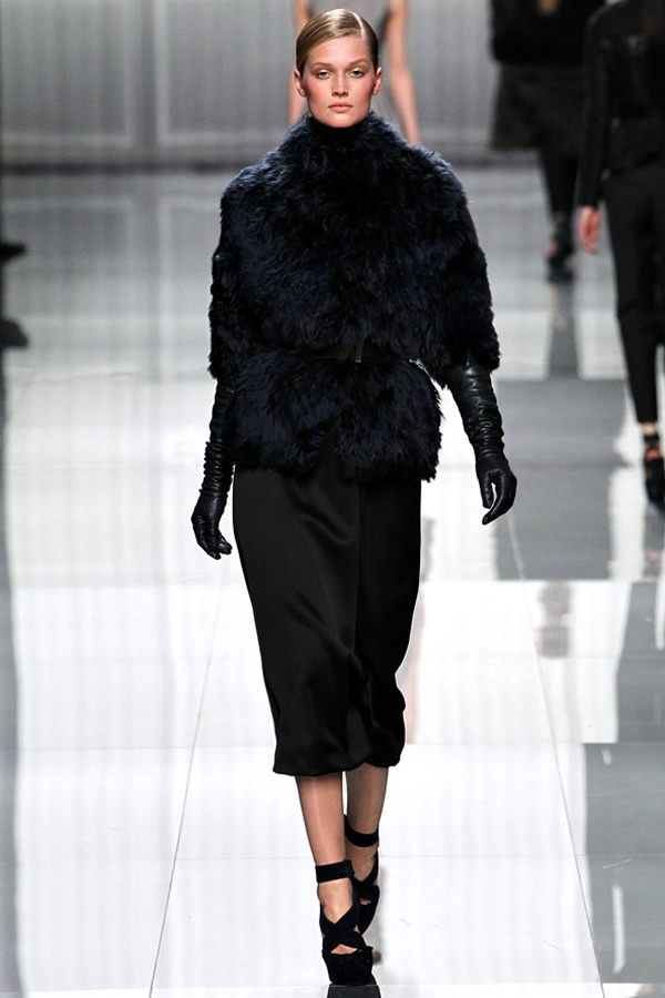 На фото модель демонстрируют коллекцию осень-зима 2012-2013гг. от Christian Dior Christian Dior не хватает Гальяно. Коллекция осень-зима 2012-2013