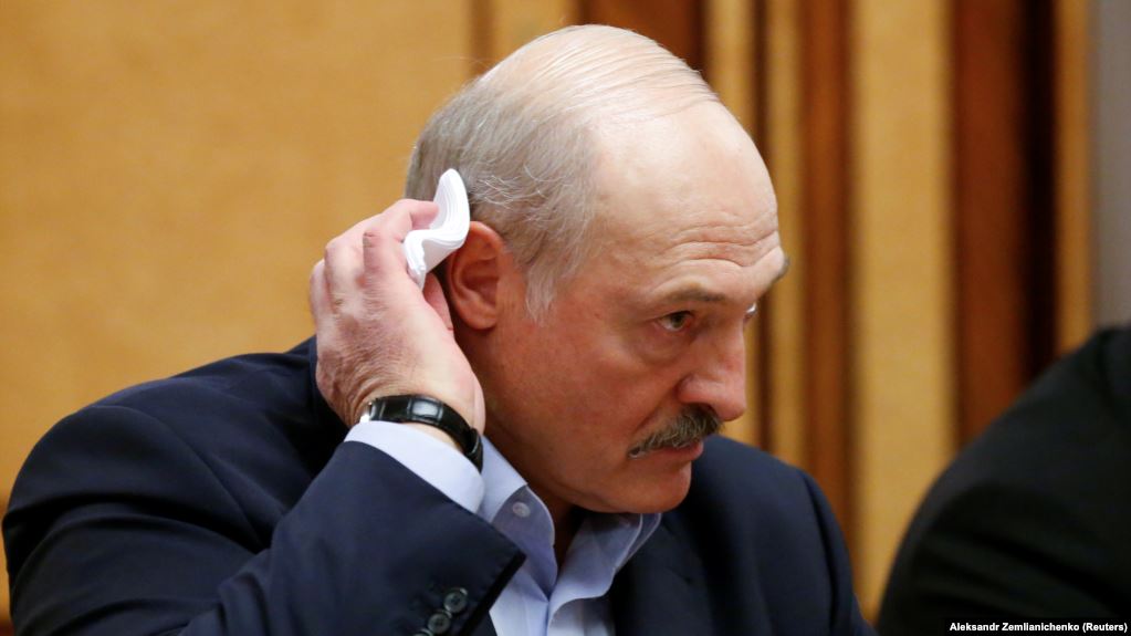 Лукашенко заявил, что изоляция в "тухлых квартирах" убивает людей