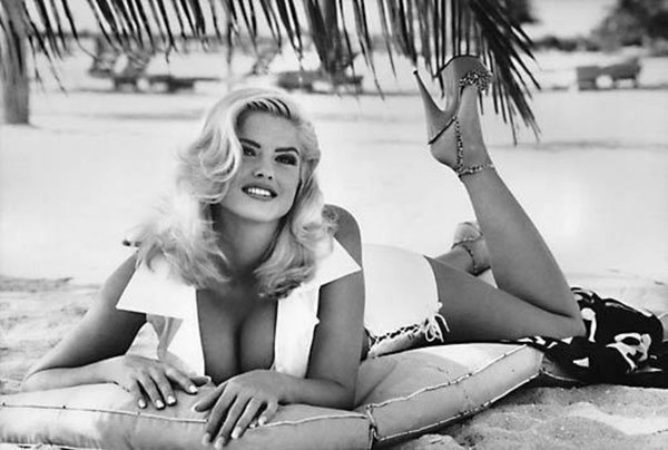 Фотография Анны Николь Смит для бренда одежды GUESS Jeans U.S.A, 1992 год (Dailymail / Guess)