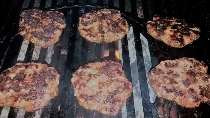 Не стоит нагромождать решетку гриля — это может испортить вкус мяса. /Фото: i0.wp.com Не стоит нагромождать решетку гриля — это может испортить вкус мяса. /Фото: i0.wp.com
