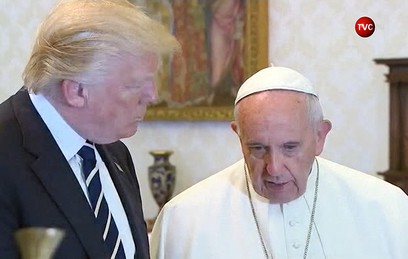 Соцсети поразил угрюмый Папа Римский на встрече с Трампом Соцсети поразил угрюмый Папа Римский на встрече с Трампом