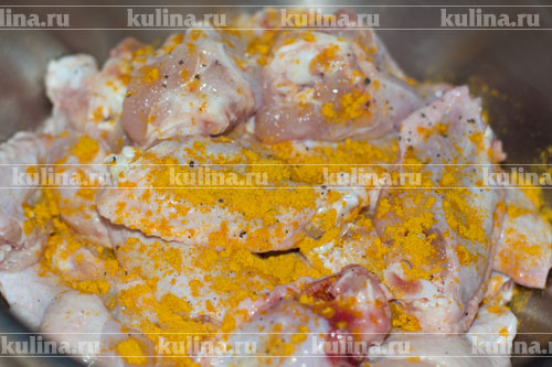 Куриные крылышки в имбирном соусе Крылья посолить, поперчить и посыпать куркумой, перемешать.