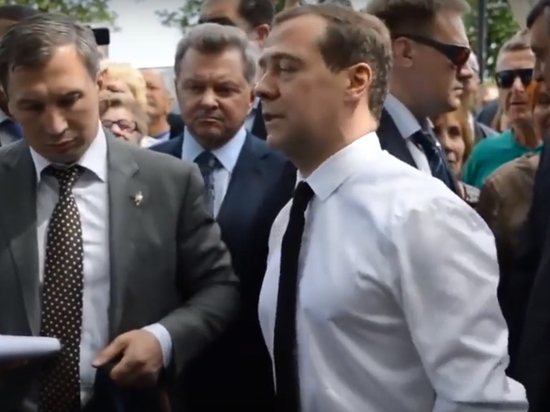 «Путин ему гайки прикрутит»: журналисты нашли пенсионерку, которой Медведев пожелал «держаться» «Путин ему гайки прикрутит»: журналисты нашли пенсионерку, которой Медведев пожелал «держаться»