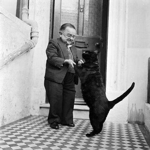 Самый маленький человек 50-х (76 см) Генри Беренс танцует со своим котом. Великобритания, 1956 год знаменитости, исторические фотографии, история, редкие фотографии, фото