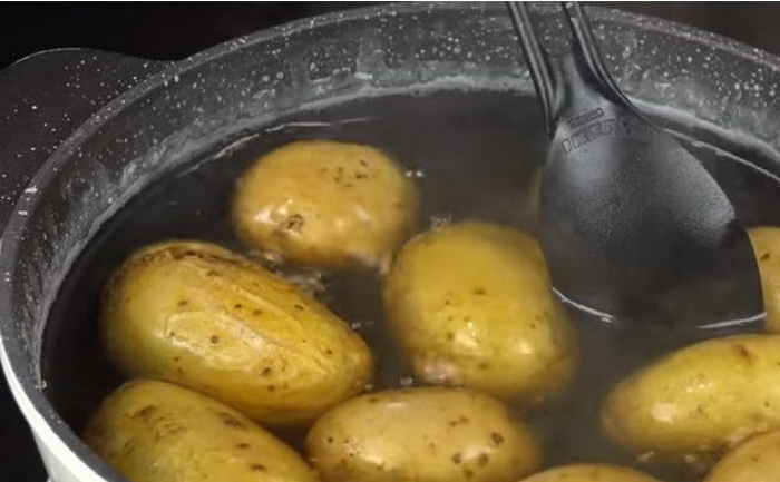Картофель варится в соленой воде. Картофель варится в соленой воде.