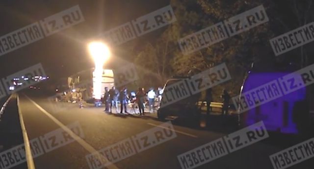 РЕН ТВ публикует новое видео с места ДТП с автобусом и фурой под Краснодаром