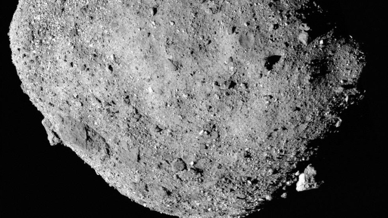 Аппарат NASA обнаружил следы воды на астероиде Бенну