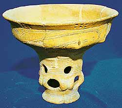 Изящные лепные кубки и вазы — ритуальная утварь трипольцев