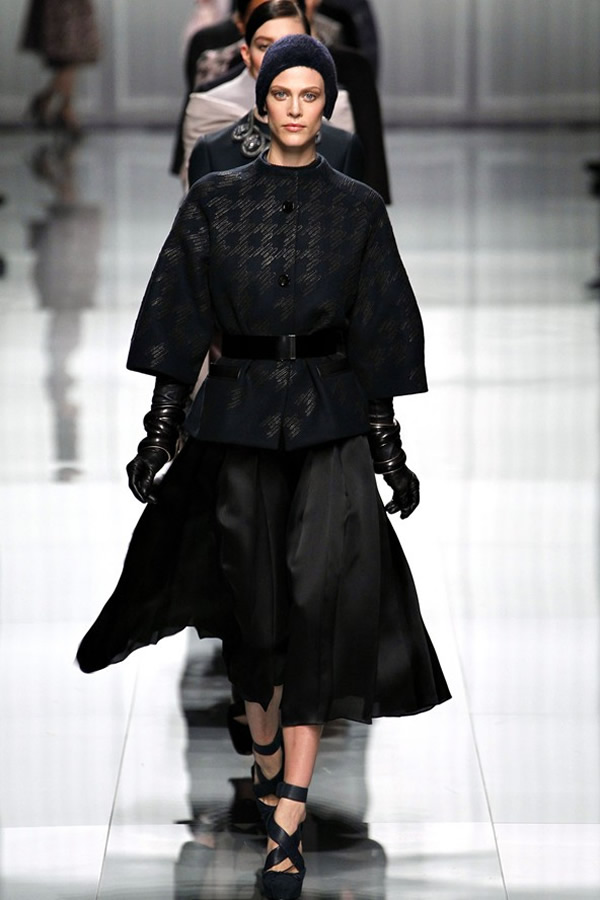 На фото модель демонстрируют коллекцию осень-зима 2012-2013гг. от Christian Dior Christian Dior не хватает Гальяно. Коллекция осень-зима 2012-2013