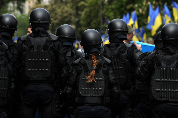 Сотрудники ОМОНа в оцеплении во время марша «Бессмертного полка» в Киеве 9 мая 2017 года. Автор фотографии: Сергей Гапон. Сотрудники ОМОНа в оцеплении во время марша «Бессмертного полка» в Киеве 9 мая 2017 года. Автор фотографии: Сергей Гапон.