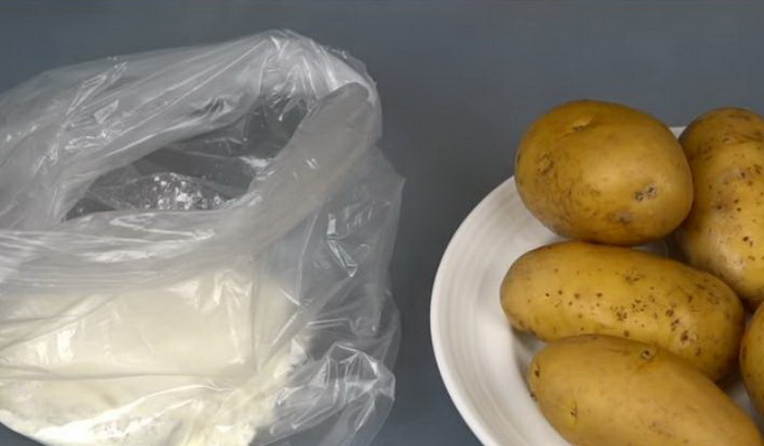Мука и соль в пакете для запекания картофеля. Мука и соль в пакете для запекания картофеля.