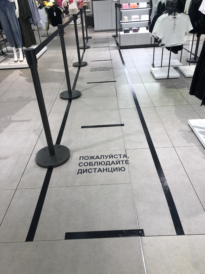 В ТЦ теперь пробников косметики нет, одежду примеряют с паром