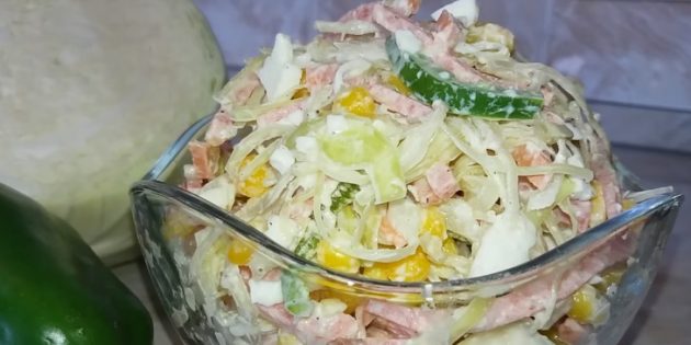 Салат с кукурузой, капустой, колбасой и перцем