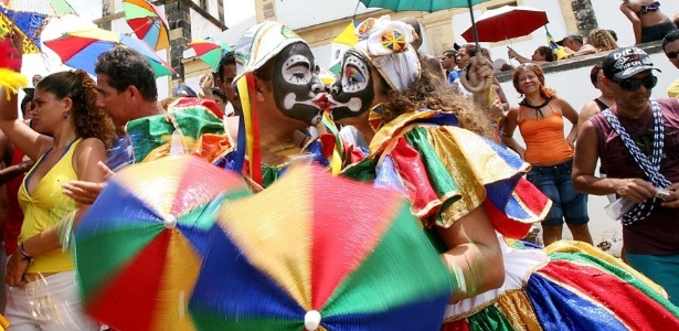 Кровать одетый, целоваться во время парада блока Трески Картофель, в Олинде (PE); уменьшение различных партнеров способствует, чтобы избежать загрязнения