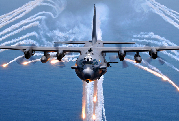 C-130 после выпуска тепловых ловушек: следы после их активации образуют похожий на ангела силуэт — за это самолет получил прозвище «Ангел смерти»