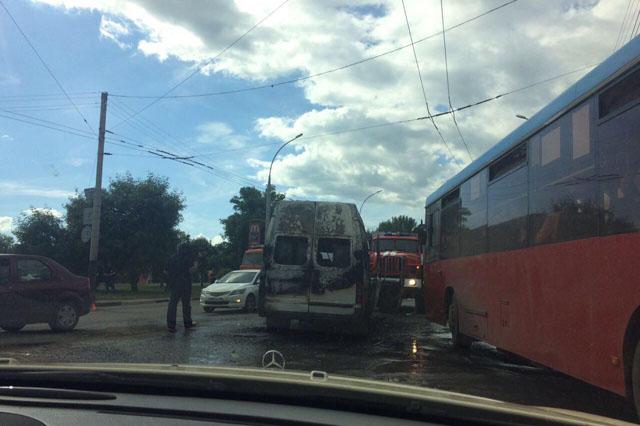 В Тамбове перед Парком Победы сгорела маршрутка