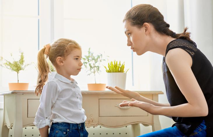 Mother scolds her child Правило трёх минут, о котором стоит узнать всем родителямПравило трёх минут, о котором стоит узнать всем родителямПравило трёх минут, о котором стоит узнать всем родителямПравило трёх минут, о котором стоит узнать всем родителям
