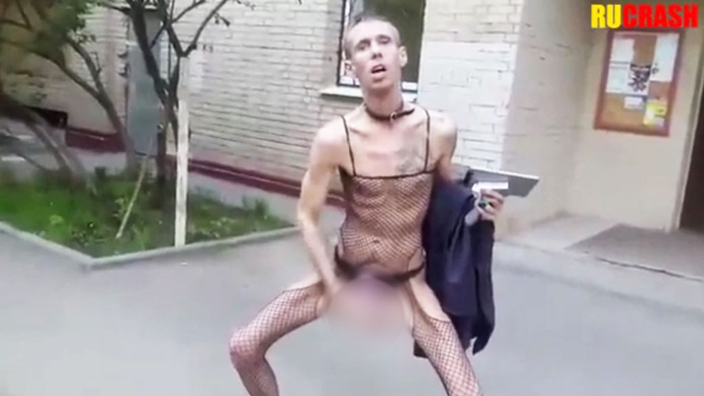 В Интернете появилось видео прогулки актера Панина по улице в женском нижнем белье В Интернете появилось видео прогулки актера Панина по улице в женском нижнем белье