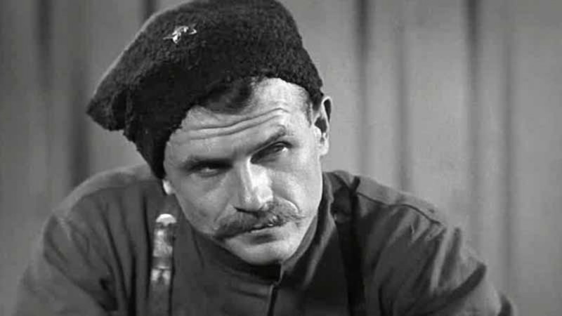 Кадр из фильма "Чапаев" (1934). В главной роли - Борис Бабочкин. Кадр из фильма "Чапаев" (1934). В главной роли - Борис Бабочкин.