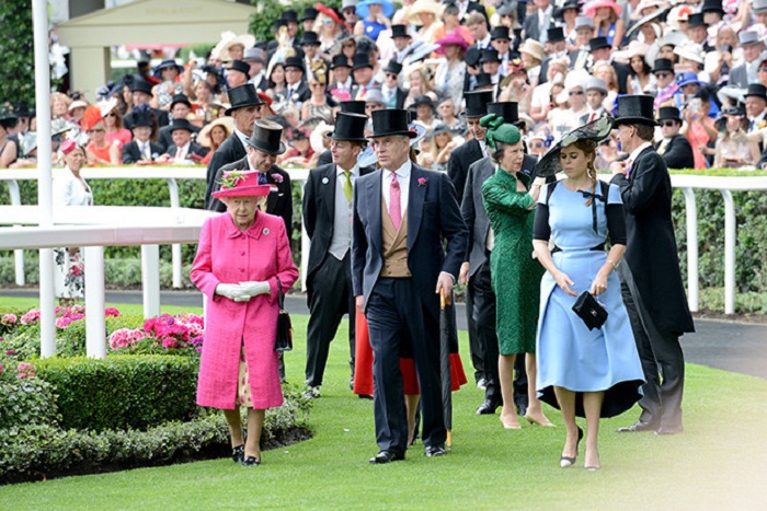Королева во главе семьи на скачках Royal Ascot, 2017 год Королева во главе семьи на скачках Royal Ascot, 2017 год