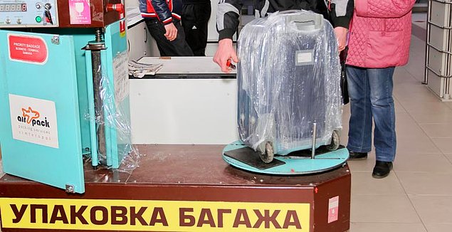 В аэропорту багаж советского гражданина был виден издалека, ведь чемоданы наглухо заматывали в плёнку