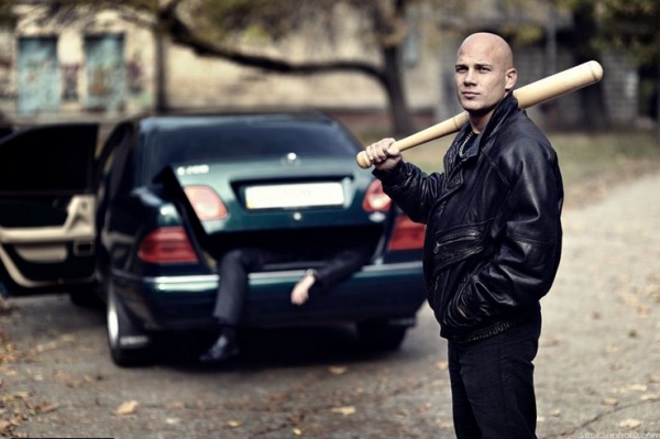 Фото постановочное, но передаёт всю суть лихих 90-х