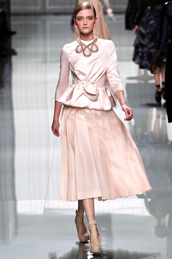 На фото модель демонстрируют коллекцию осень-зима 2012-2013гг. от Christian Dior Christian Dior не хватает Гальяно. Коллекция осень-зима 2012-2013