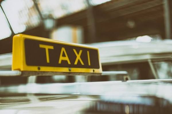 В Михайловском районе пассажир-рецидивист ограбил таксиста