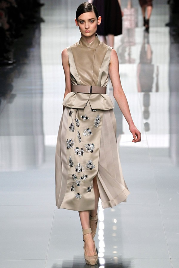 На фото модель демонстрируют коллекцию осень-зима 2012-2013гг. от Christian Dior Christian Dior не хватает Гальяно. Коллекция осень-зима 2012-2013
