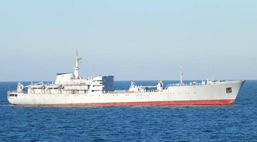 Украинские военные корабли идут через Керченский пролив в Азовское море (ФОТО)