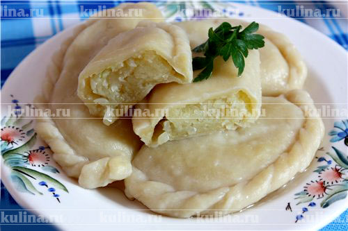 Вареники с начинкой из сырого картофеля Вареники отваривать как обычно, в кипящей, подсоленной воде в течение 8-10 минут. К вареникам можно подать сметану.
